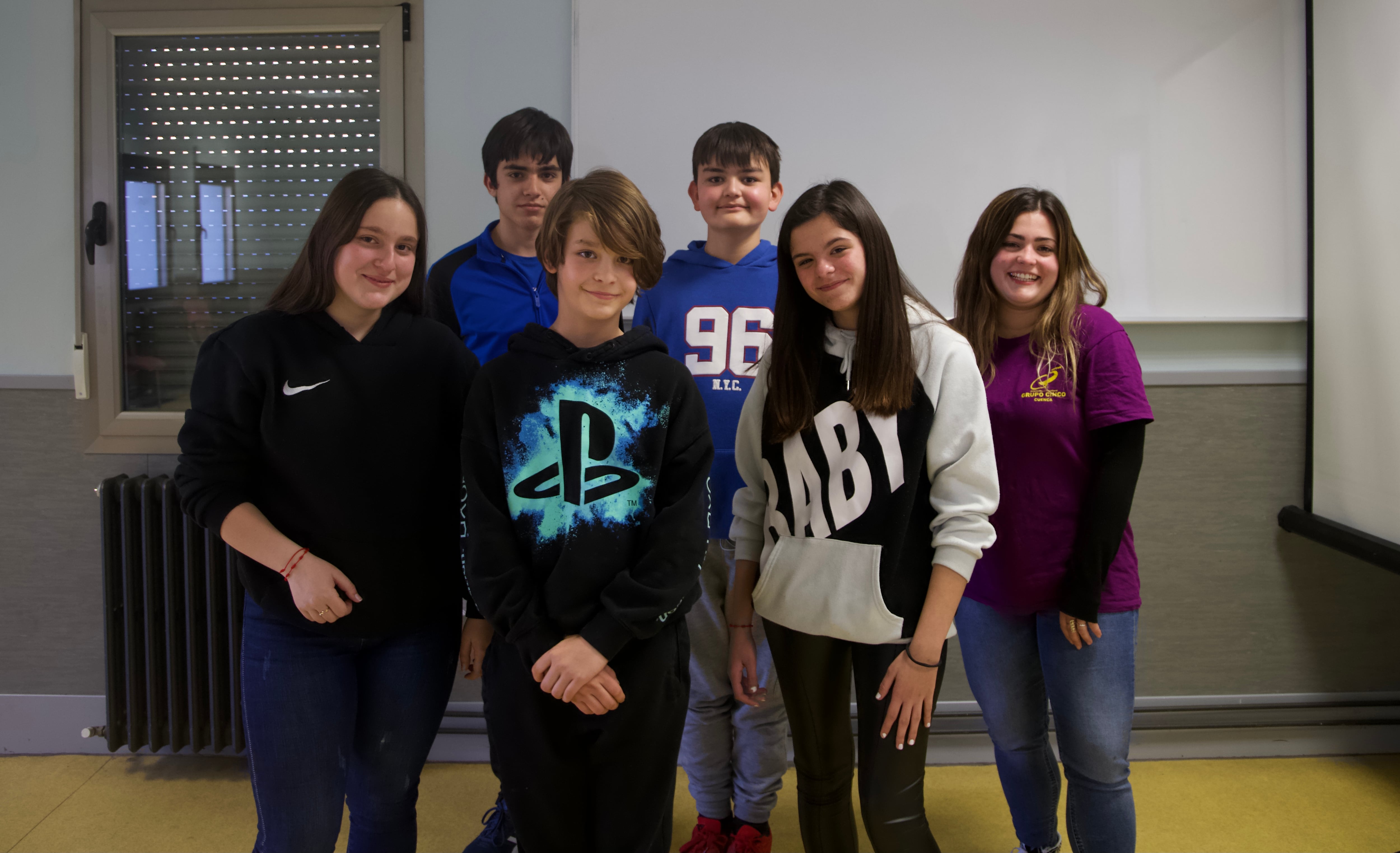 Inés, Carlos, Félix, Antonio y Blanca (miembros del Consejo Municipal de la Infancia y Adolescencia de Cuenca) junto a la coordinadora Noemí Gil.