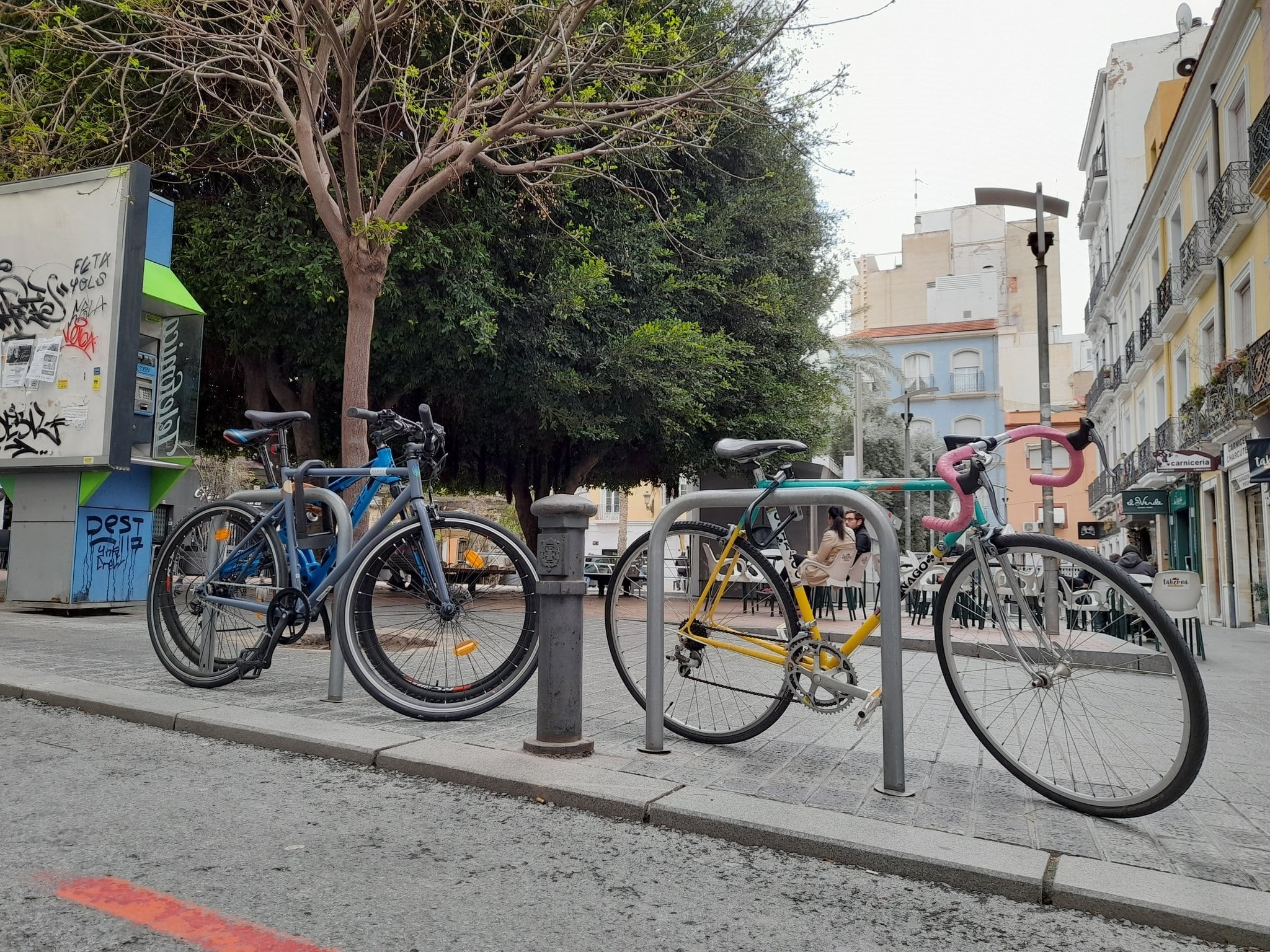 Imagen de archivo de los aparaca bicis eliminados de la Plaza Nueva tras su remodelación