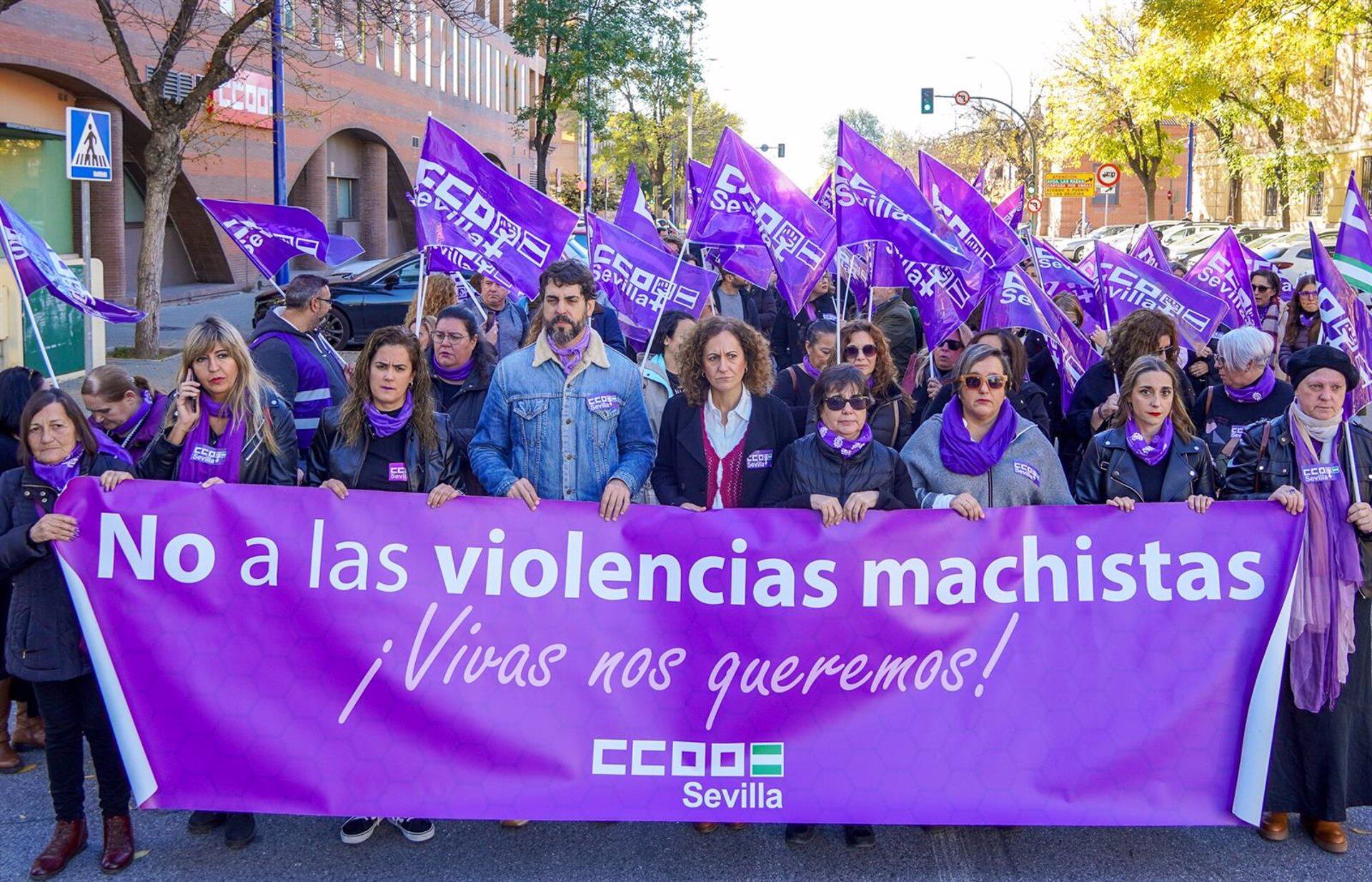 24/11/2023 Manifestación de CCOO.
Centenares de sindicalistas de CCOO han pedido en Sevilla que los centros de trabajo sean espacios seguros para las víctimas de violencia machista. Bajo el lema 'Nos están matando -y lo están negando-', CCOO ha salido este viernes a las calles de la capital en una manifestación con motivo del Día Internacional de la Eliminación de la Violencia contra la Mujer, que se conmemora el 25 de Noviembre.

POLITICA 
CCOO SEVILLA

