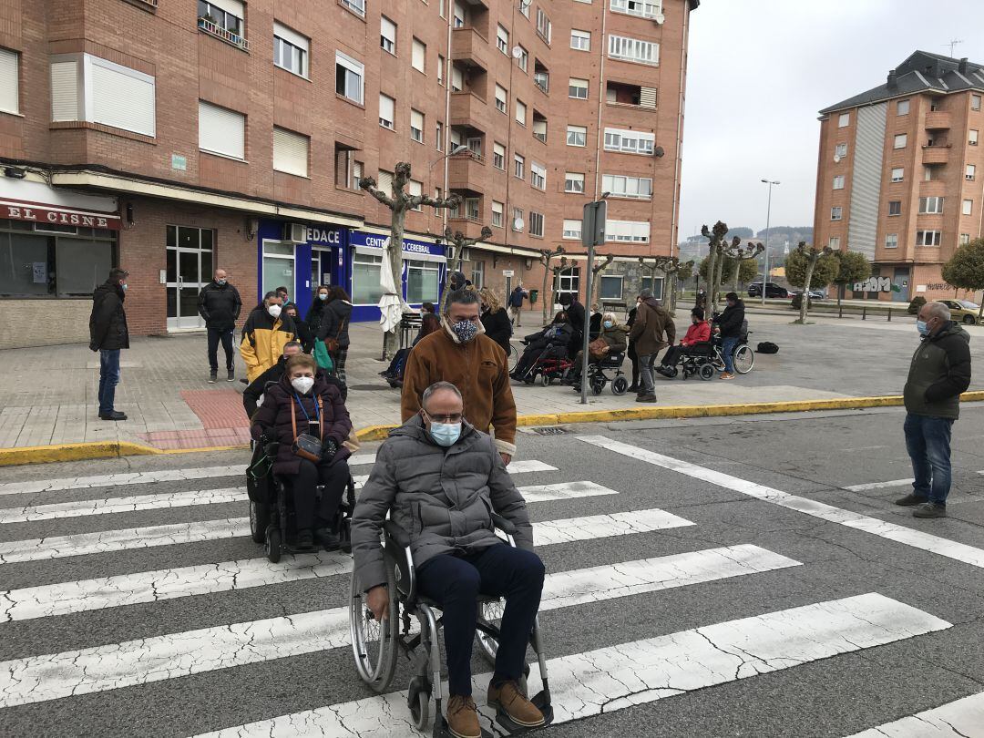 El alcalde participó en el recorrido en silla de ruedas preparado por AMBI