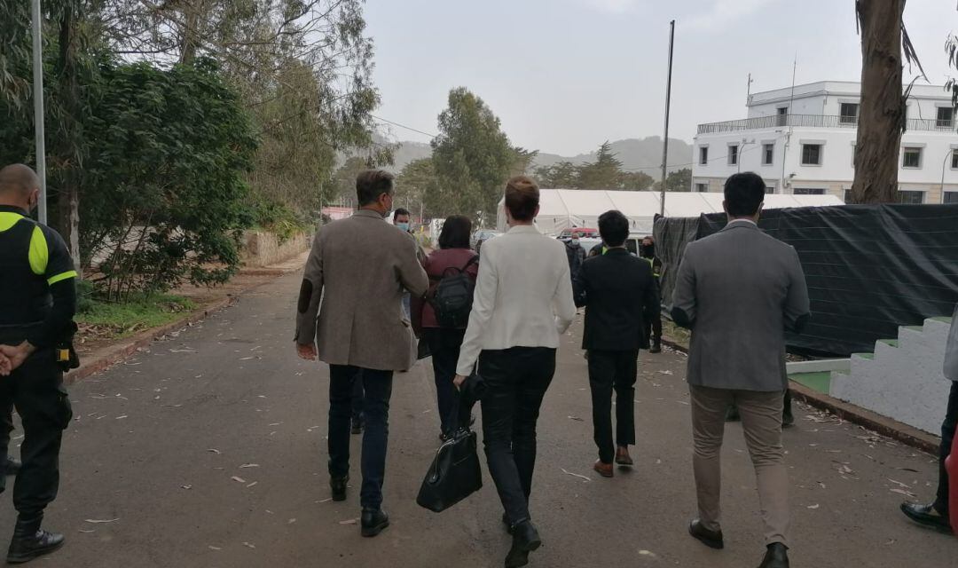 El Gobierno permite a representantes socialistas el acceso al acuartelamiento de Las Raíces