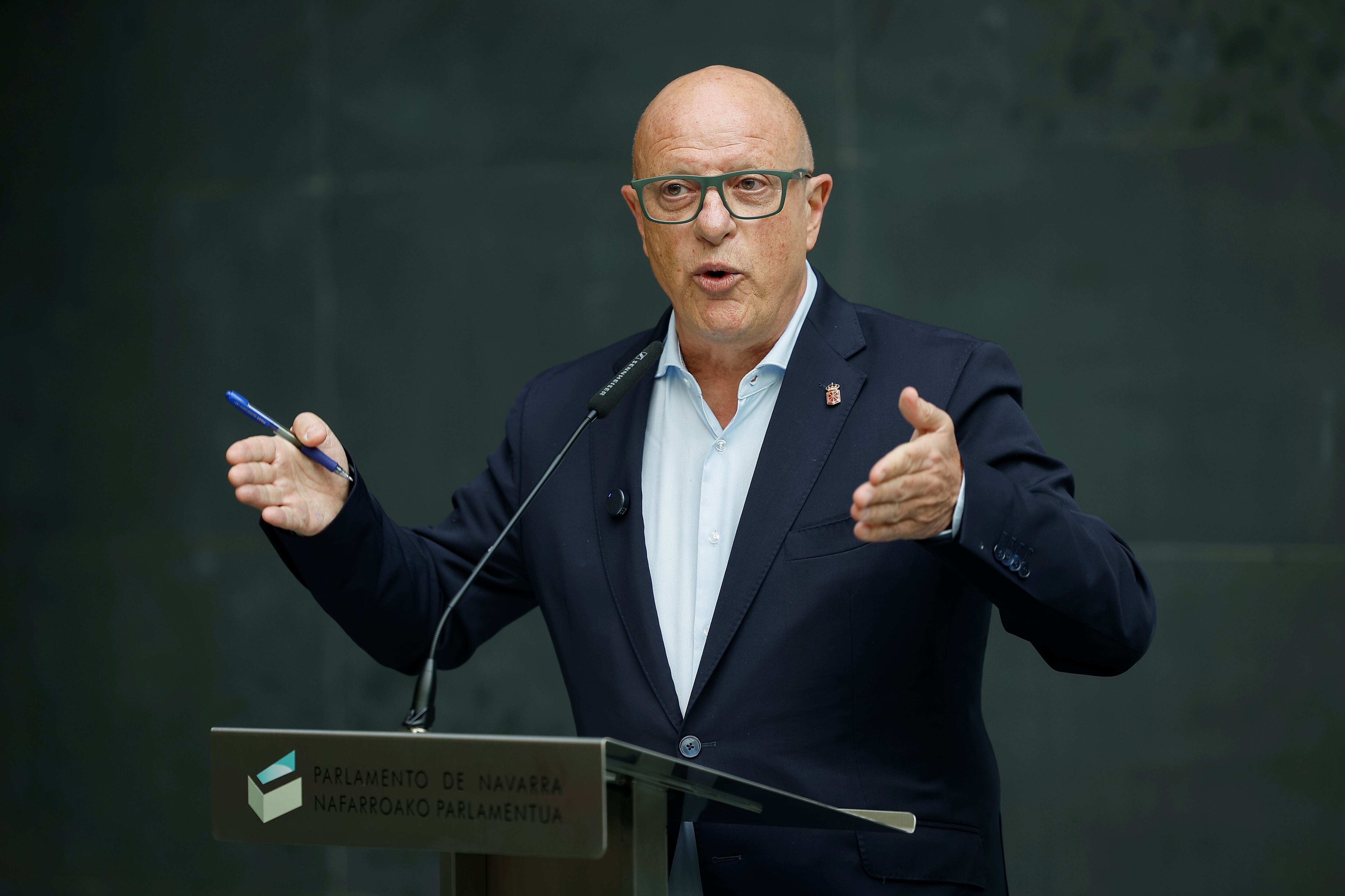 PAMPLONA, 23/04/2026.- El consejero de Educación del Gobierno de Navarra, Carlos Gimeno, atiende a los periodistas a su llegada este jueves a la sesión del control al Gobierno en el Parlamento de Navarra, en donde ha asegurado que para el próximo curso no se va a cerrar ningún aula de la escuela pública e incluso es posible que se incrementen, mientras que en la red concertada se van a cerrar 14 aulas. EFE/Villar López