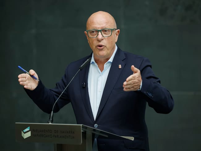 PAMPLONA, 23/04/2026.- El consejero de Educación del Gobierno de Navarra, Carlos Gimeno, atiende a los periodistas a su llegada este jueves a la sesión del control al Gobierno en el Parlamento de Navarra, en donde ha asegurado que para el próximo curso no se va a cerrar ningún aula de la escuela pública e incluso es posible que se incrementen, mientras que en la red concertada se van a cerrar 14 aulas. EFE/Villar López