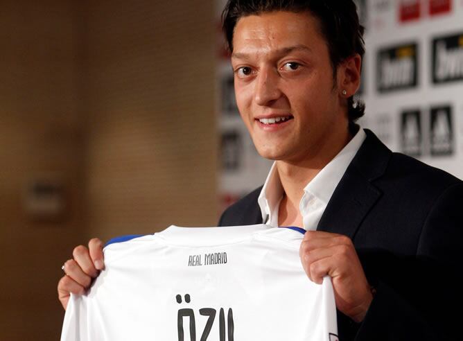 Özil posa junto a su nueva camiseta