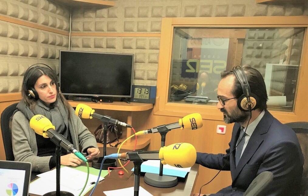 Raquel García y Javier Vila en los estudios de Radio Asturias SER