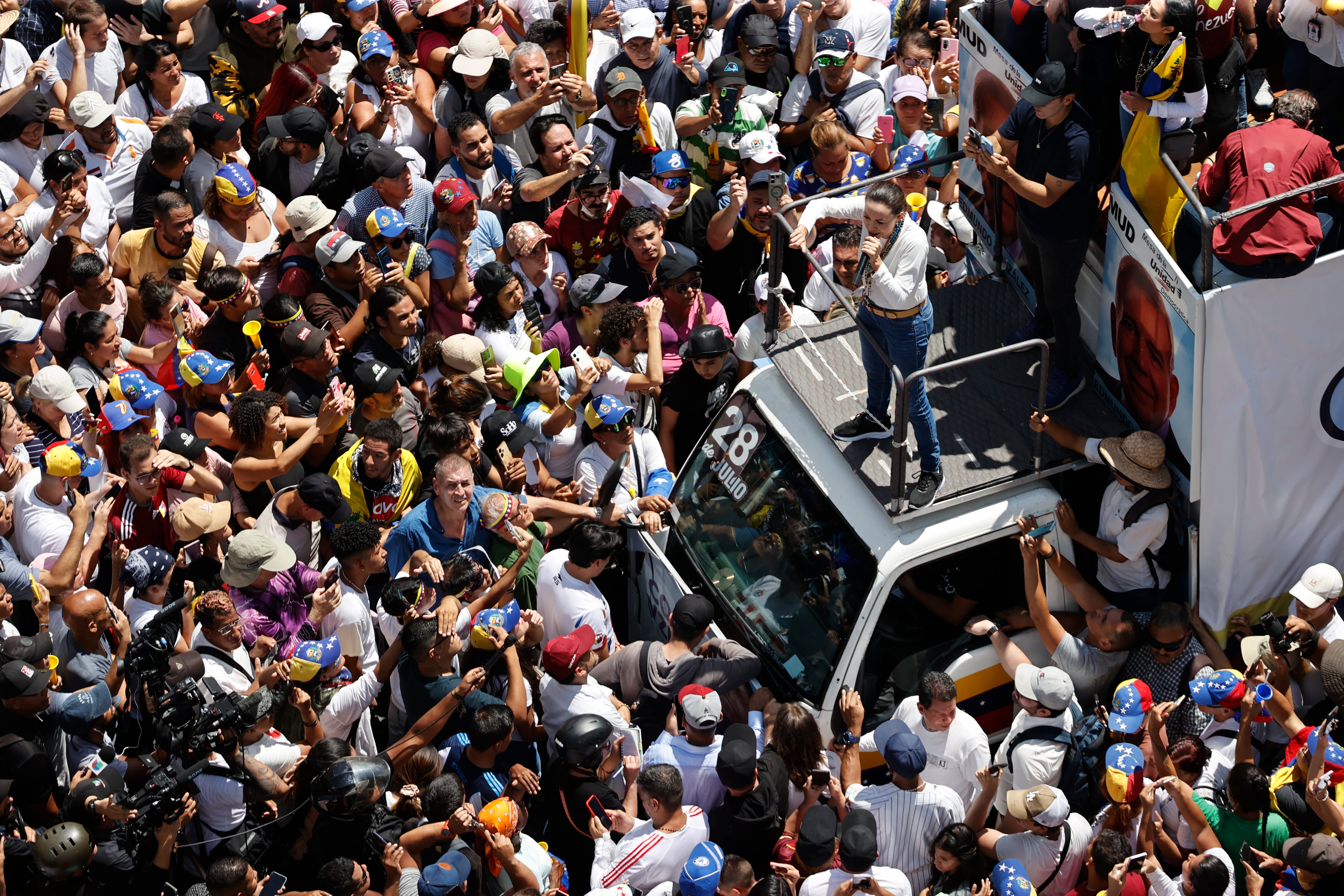 La líder de la oposición venezolana María Corina Machado pronuncia un discurso frente a seguidores este sábado, en Caracas (Venezuela)