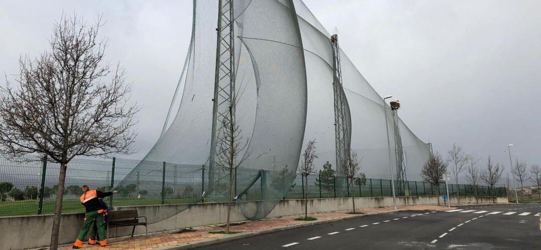 Valla metálica dañada