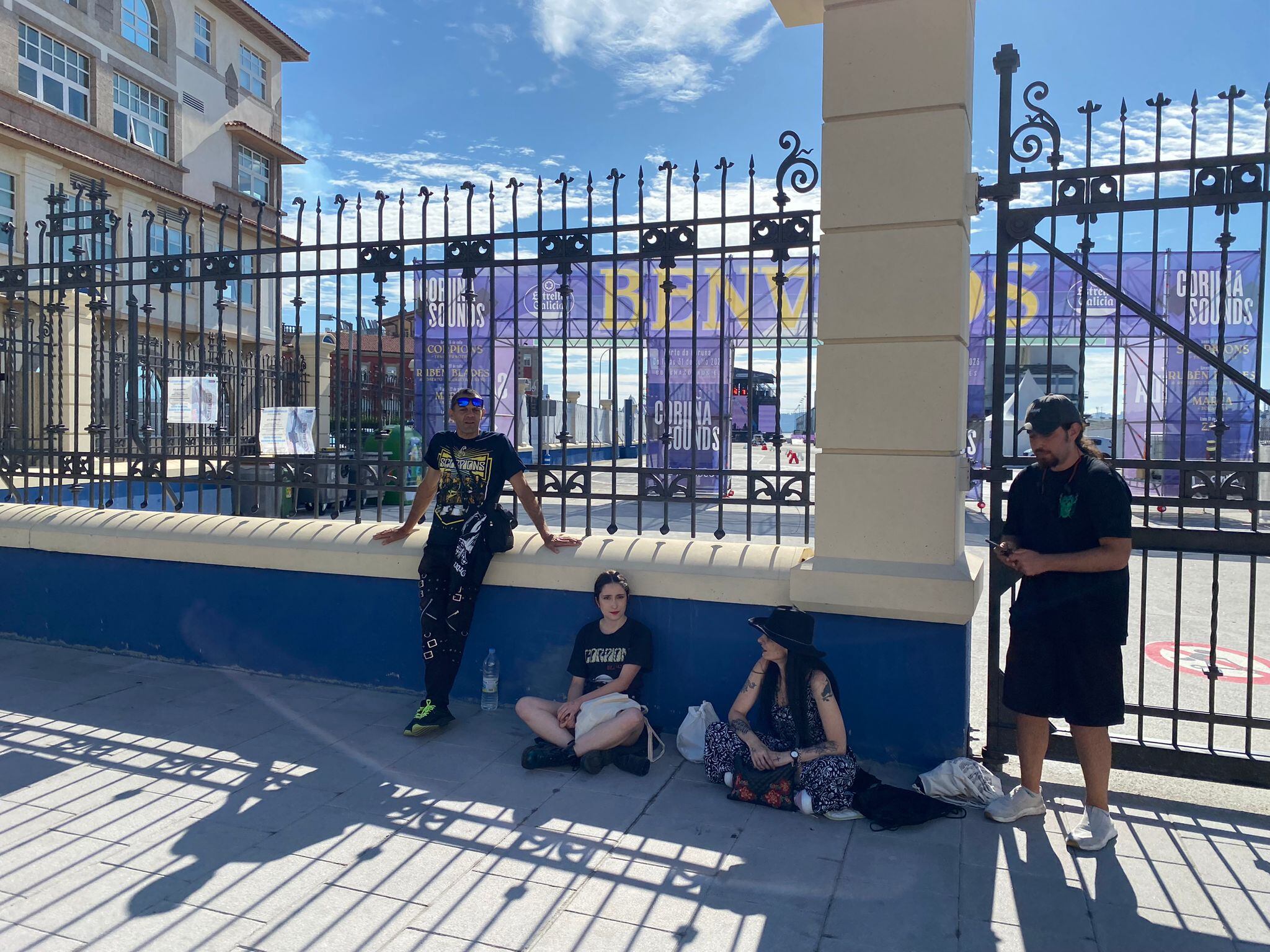 Fans de Scorpions hacen cola en el puerto de A Coruña
