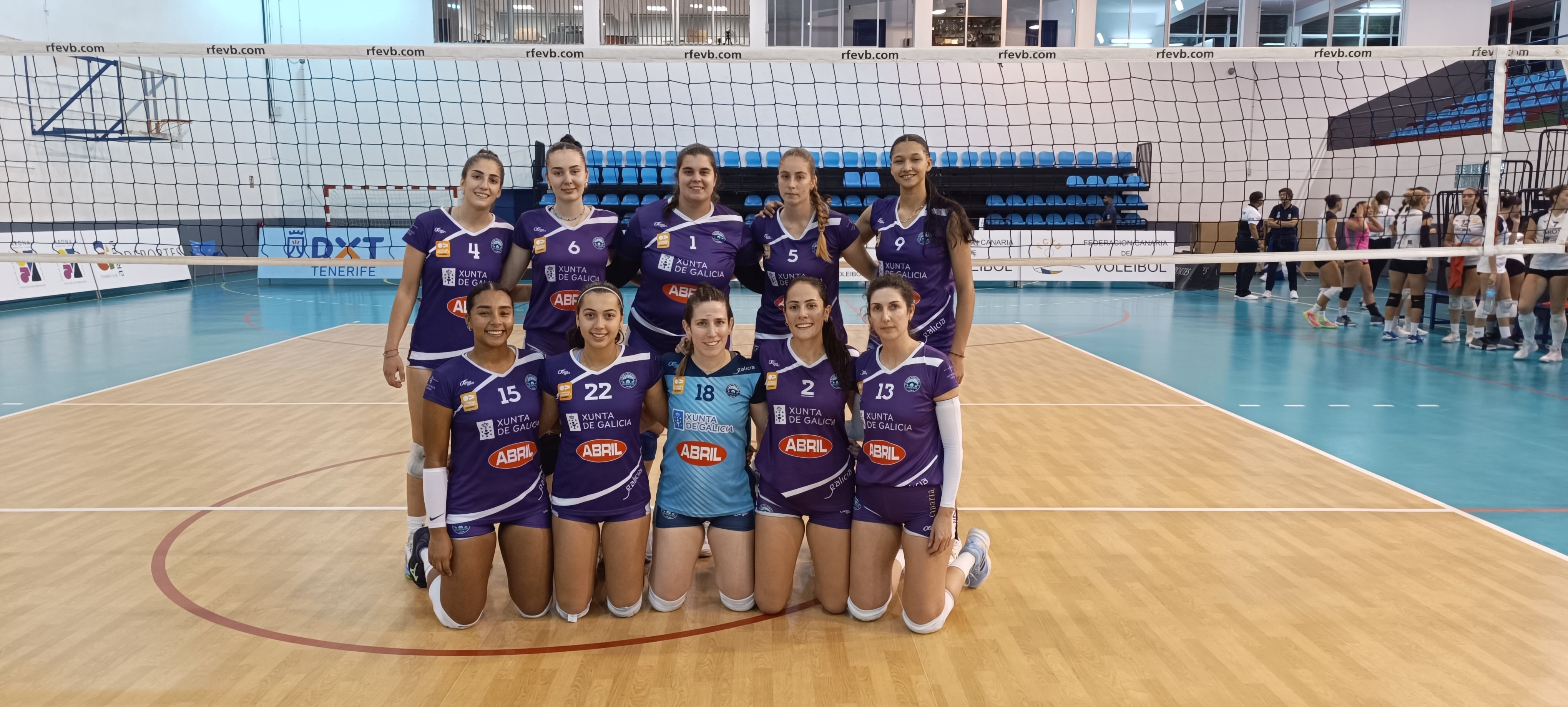 Las jugadoras de Voleyourense posan ante los compañeros gráficos antes de su partido contra el Arona.