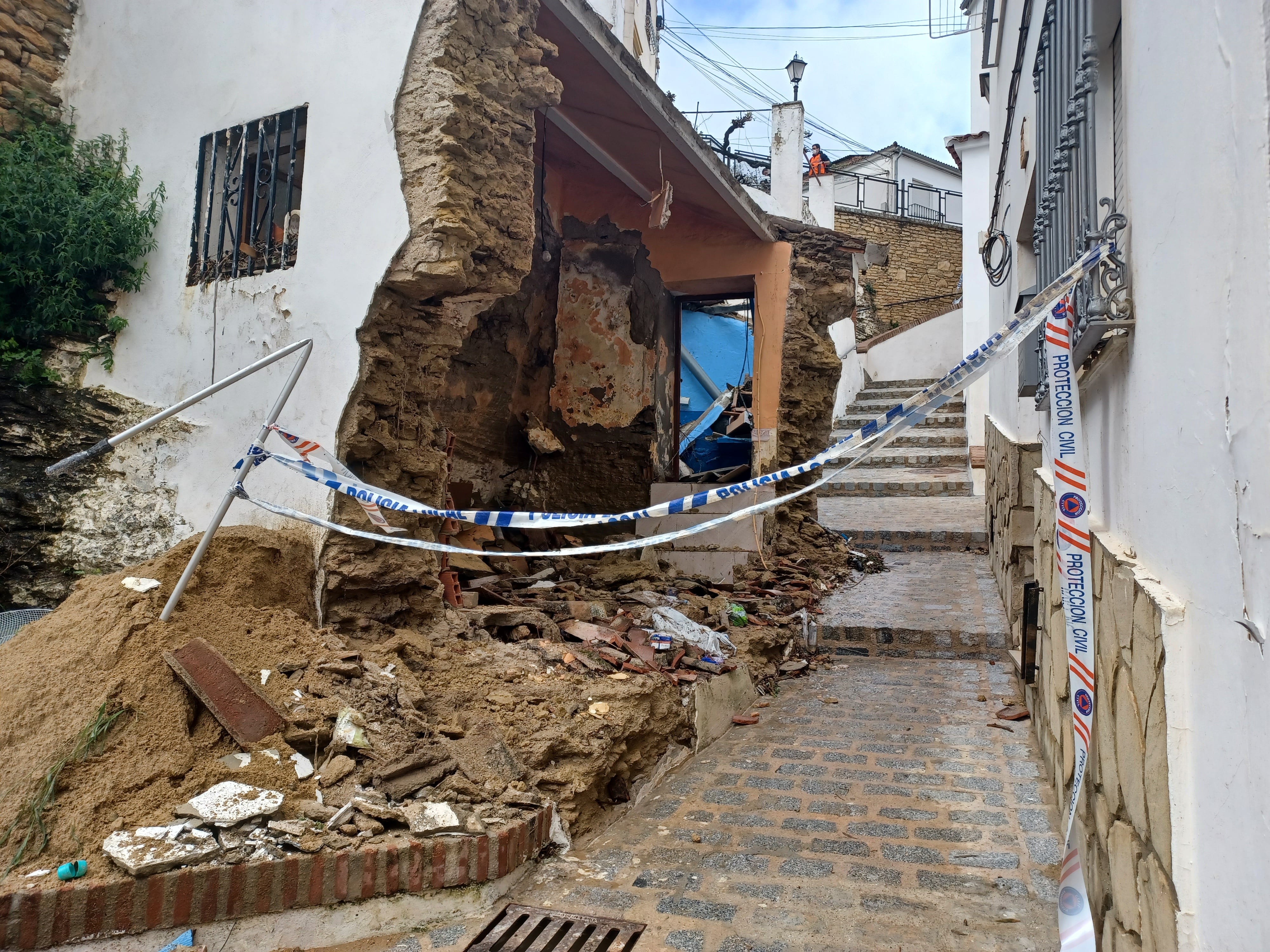 SETENIL DE LAS BODEGAS (CÁDIZ), 30/03/2022.-Estado en el que ha quedado el muro de una casa en la localidad gaditana de Setenil de las Bodegas después de las lluvias de los últimos días que provocaron el desbordamiento del río Trejo, y sumado a la tromba de agua caída que se convirtió en una gran riada ayer martes por la tarde ocasionando graves destrozos en calles, viviendas, coches etc y por eso la decisión del Ayuntamiento en pedir la declaración de zona catastrófica. EFE/Juan Chicano
