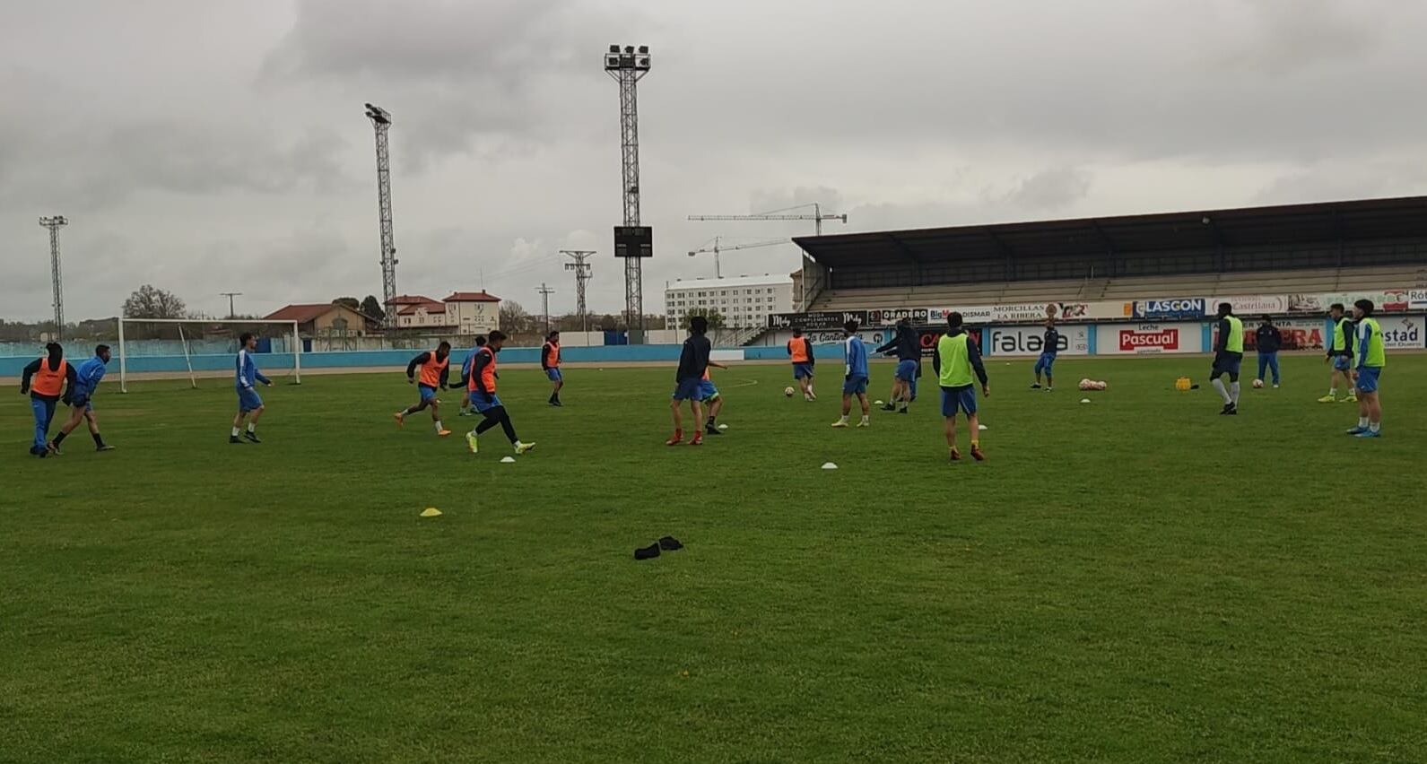 Los integrantes de la plantilla de la Arandina durante uno de los entrenamientos de la semana en El Montecillo