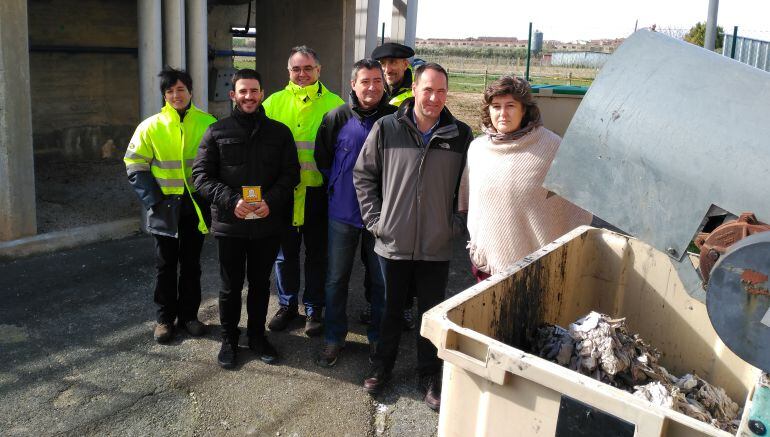 Eva García y Xabi Lasa con el presidente de Mairaga, el alcalde de Olite y técnicos de Nilsa junto a los residuos que salen del filtro de la depuradora