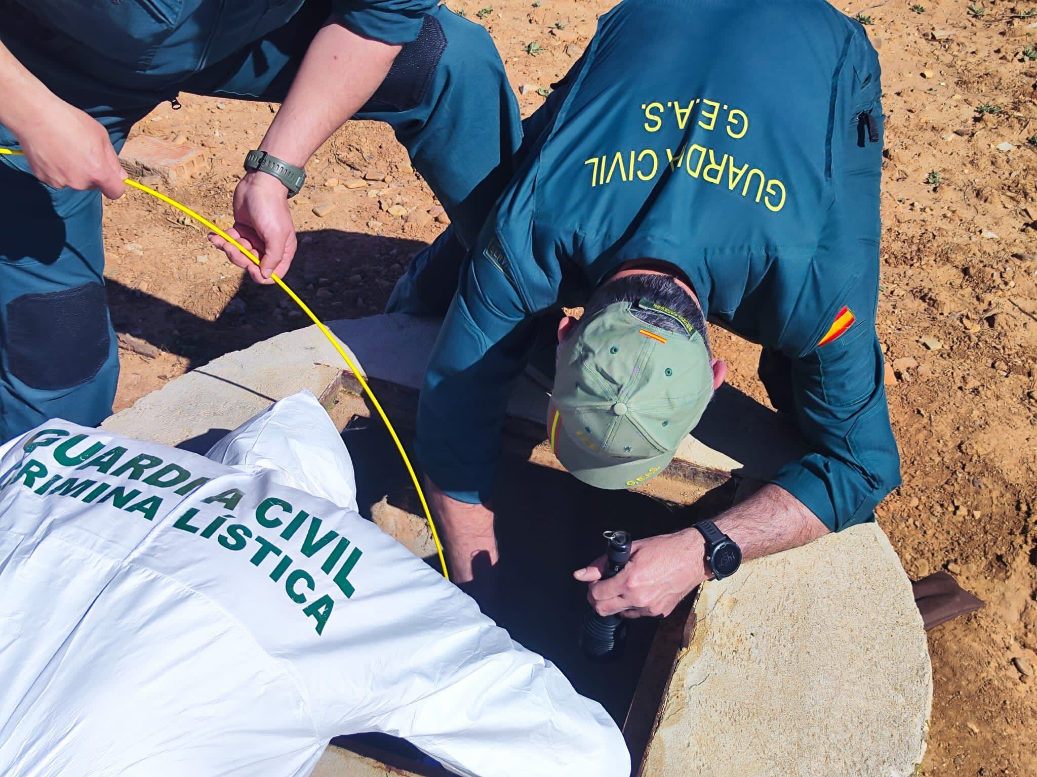 Agentes de la Guardia Civil que participaron en los trabajos de búsqueda en un pozo de una finca de Valdepeñas