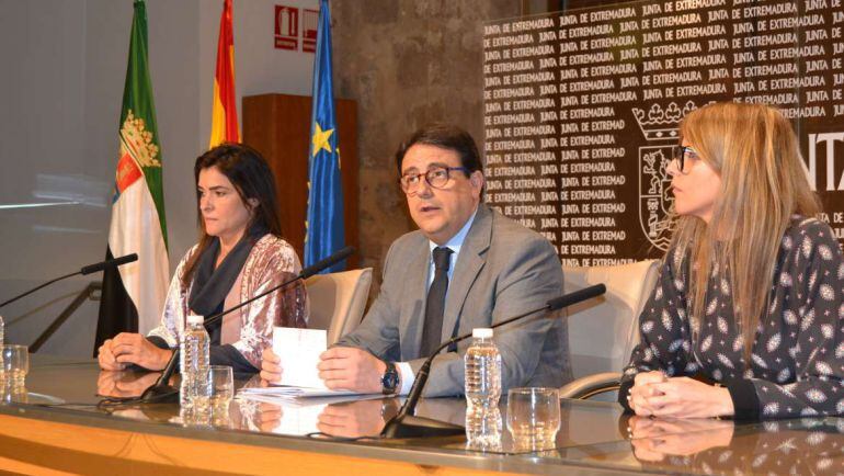 El consejero de Sanidad y Políticas Sociales, José María Vergeles; la secretaria general de Arquitectura, Vivienda y Políticas de Consumo, María Isabel Moreno Duque; y la gerente del Instituto de Consumo de Extremadura, Leonor Martínez Pereda