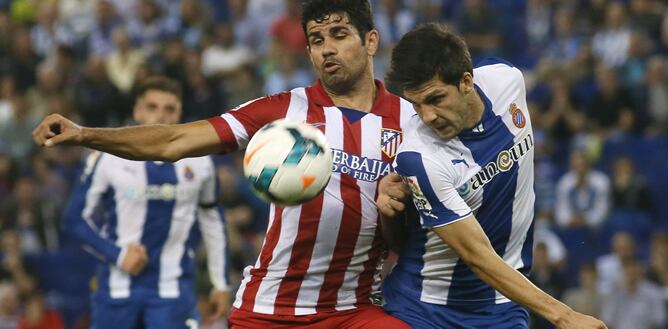 El delantero del Atlético lo tuvo muy difícil con la defensa perica
