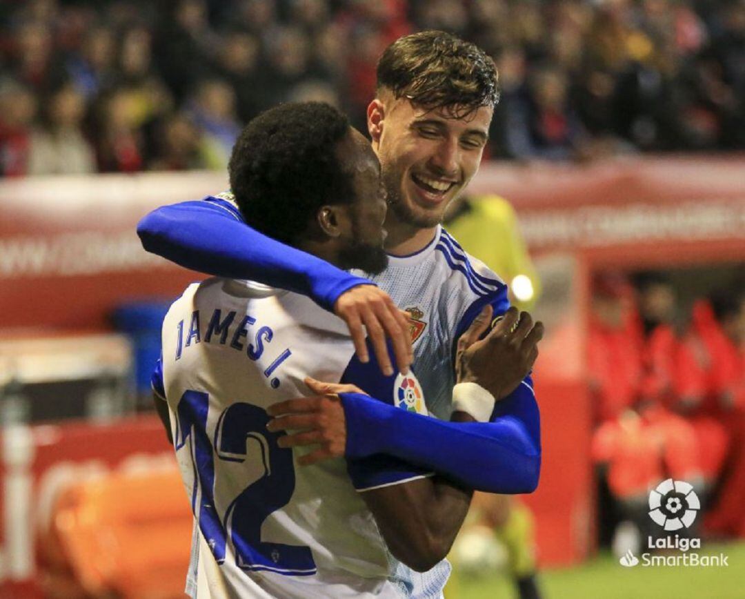 James Igbekeme y Javi Puado celebran el gol del centrocampista nigeriano