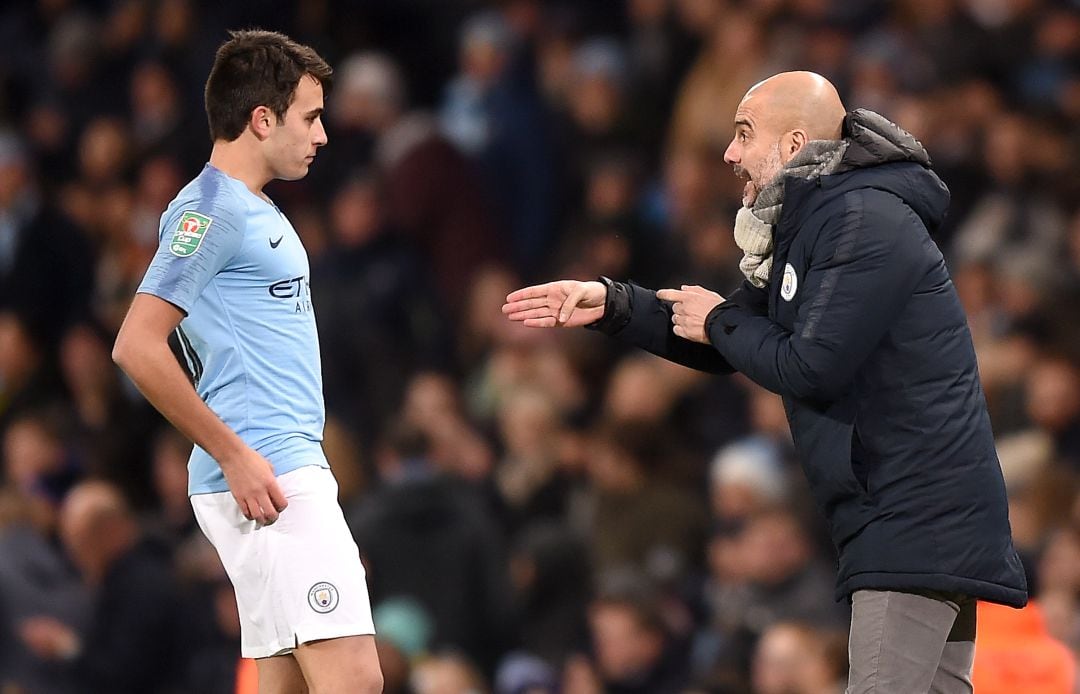 Eric García, junto a Pep Guardiola en un partido del Manchester City