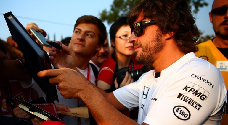 Fernando Alonso firma autógrafos a los fan en Monza