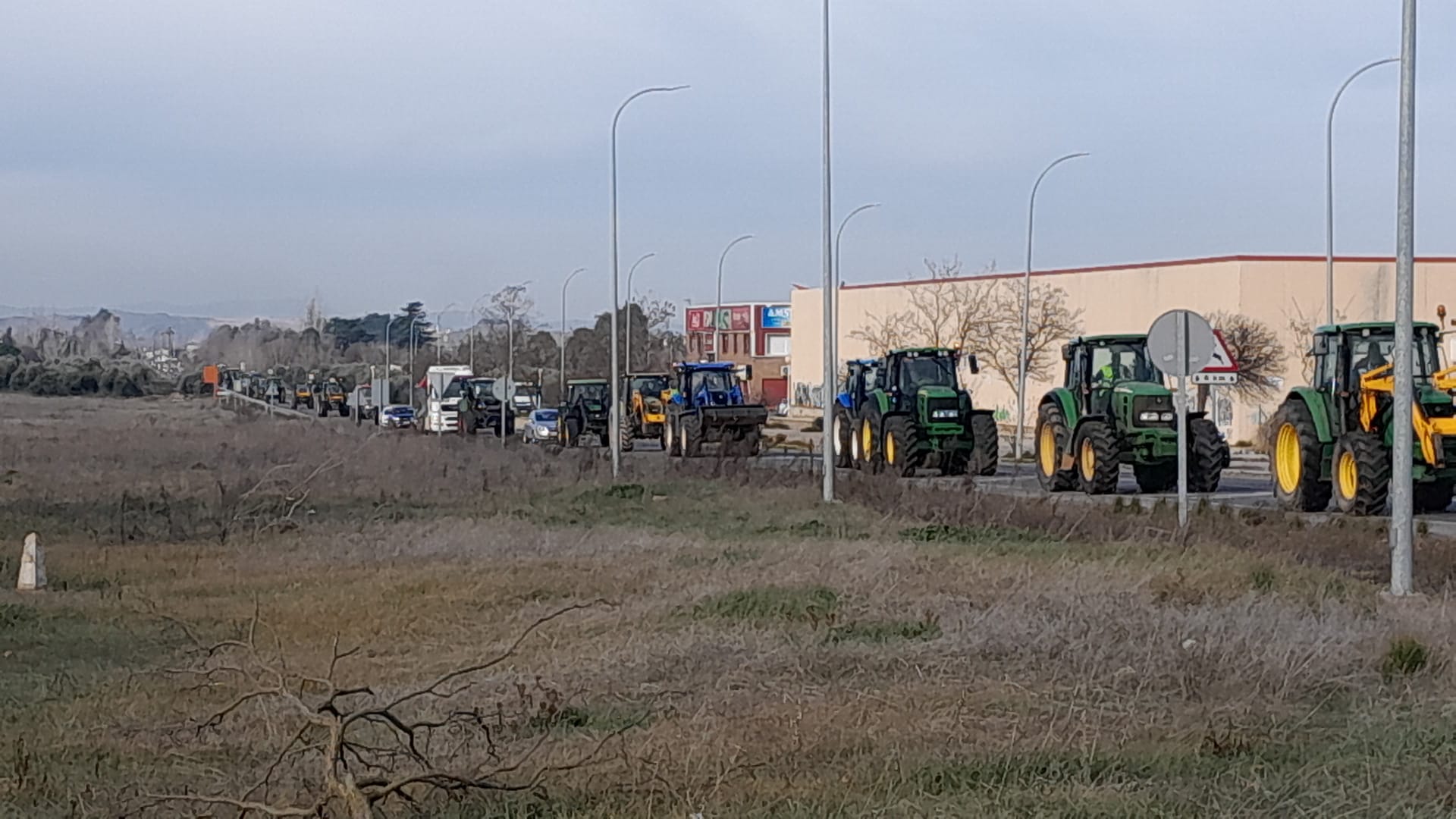 Comitiva de tractores llegando a Puertollano para su protesta