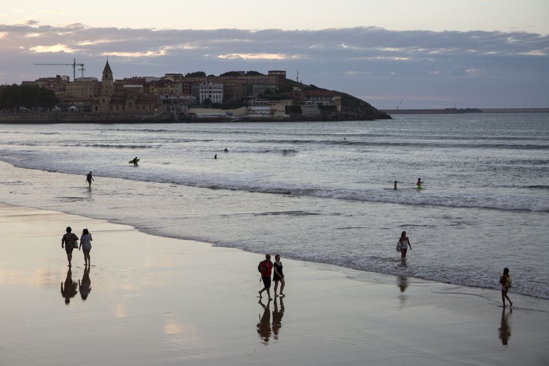 Atardecer en la Playa de San Lorenzo de Gijón.