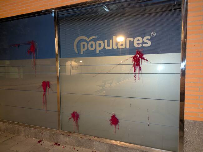 Estado en el que ha quedado la fachada de la sede del Partido Popular en Huesca