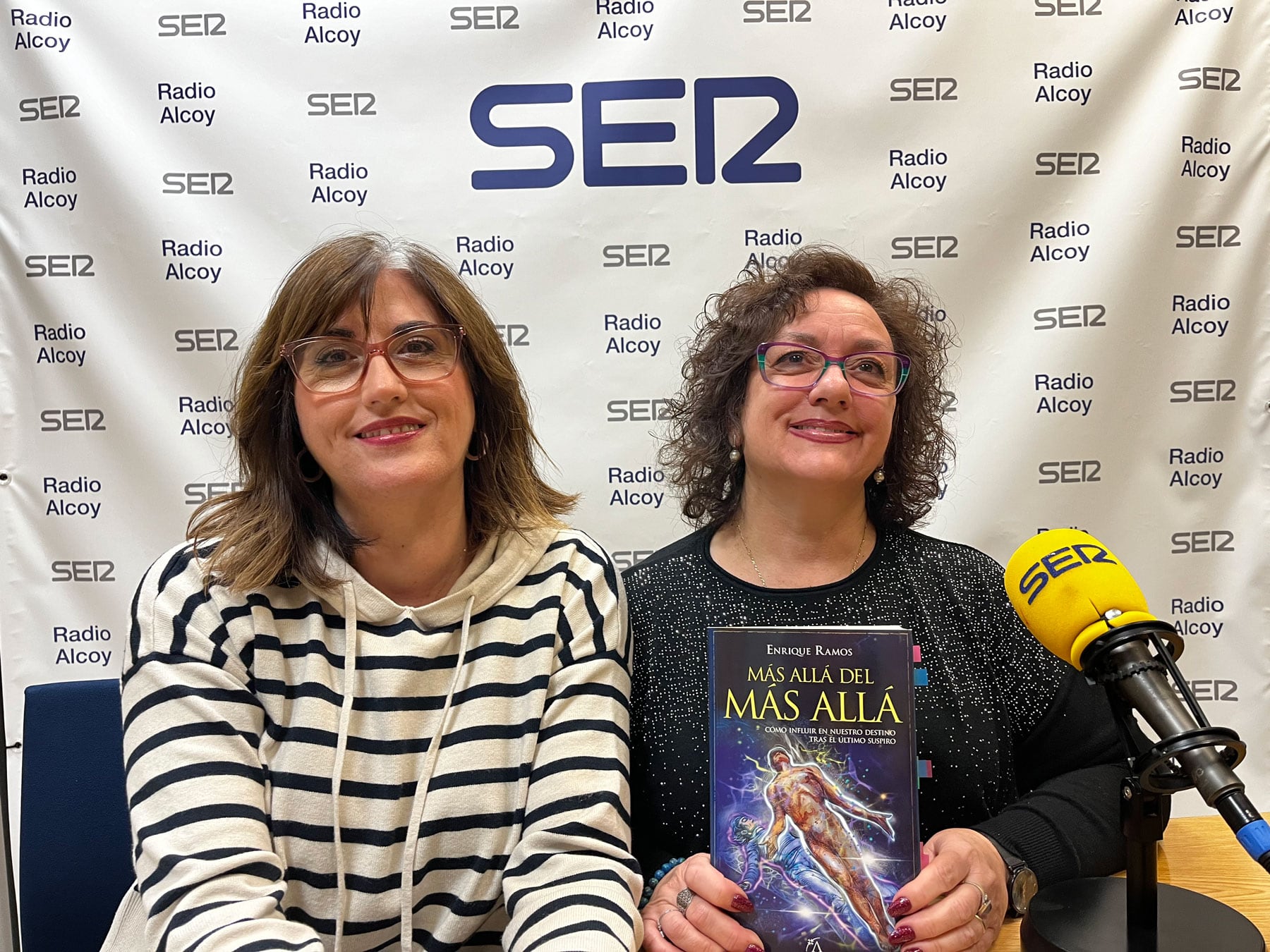 Begoña Beneyto y Begoña Doménech, con un ejemplar del libro &#039;Más allá del más allá&#039;