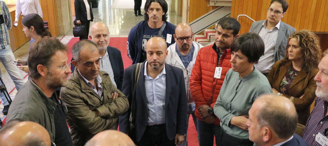 Representantes del Comité de empresa de Alcoa-A Coruña, junto a representantes de los grupos, en el Parlamento de Galicia