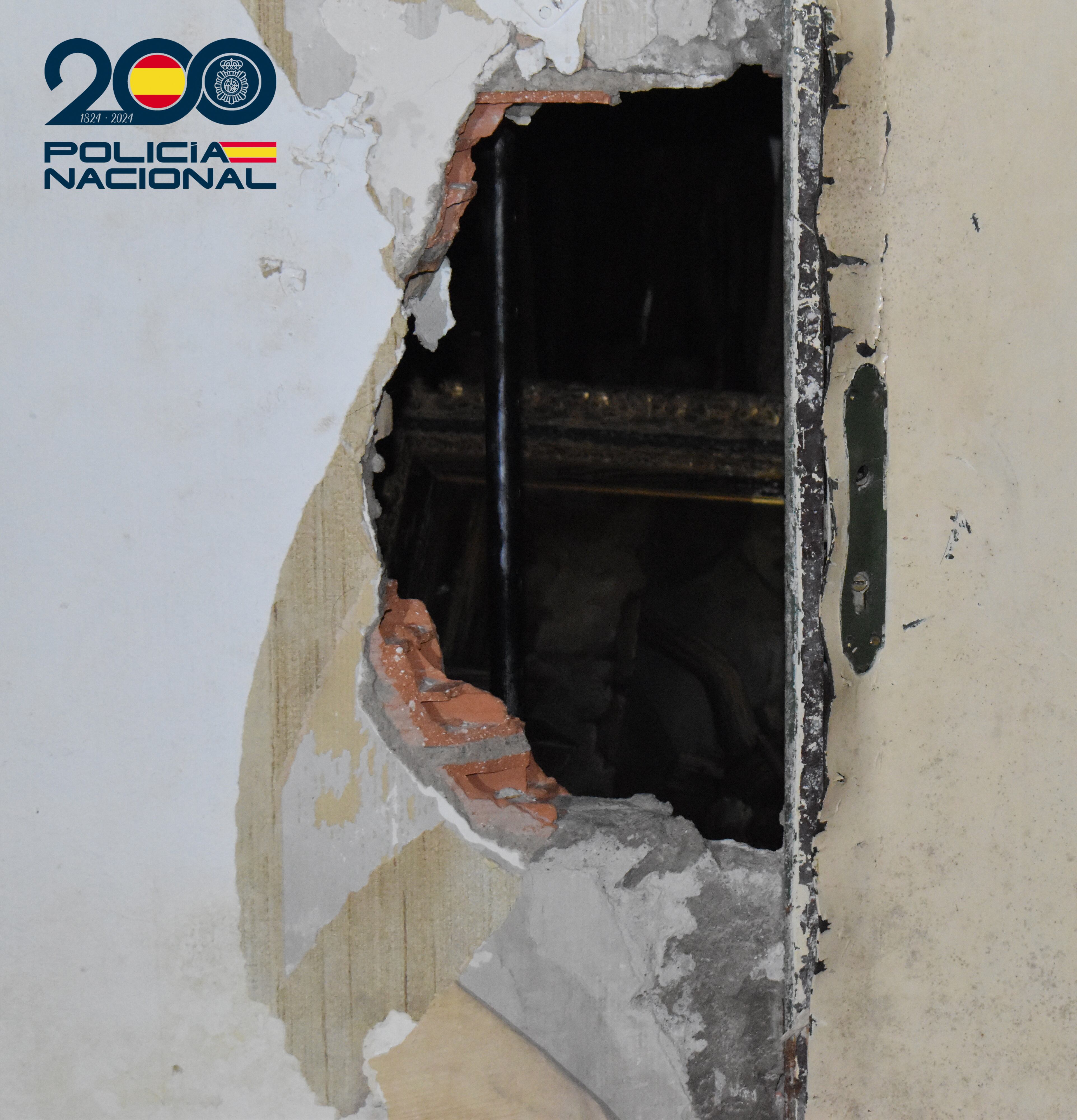 Butrón por el que los ladrones entraban en la peletería