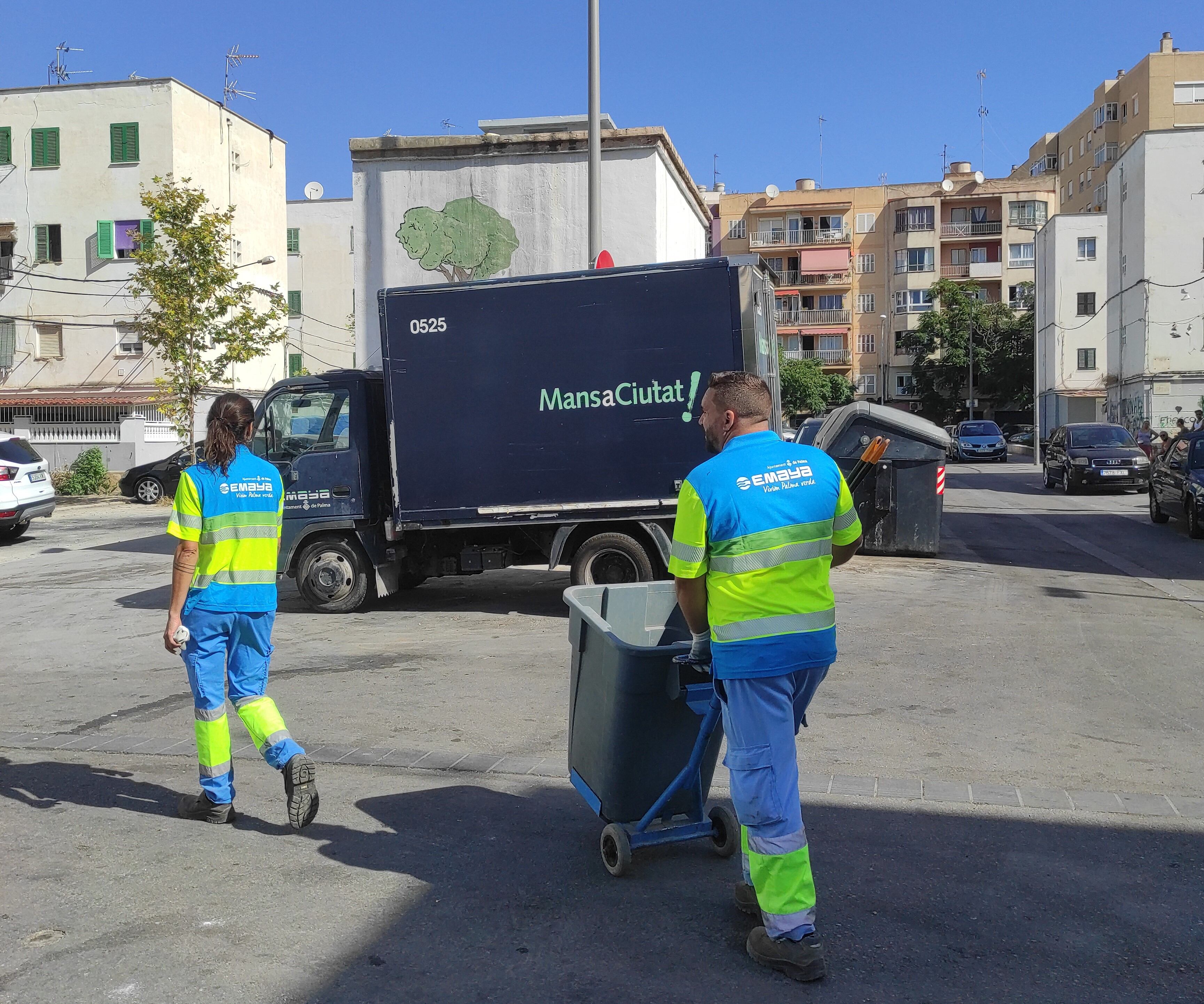 Trabajadores de Emaya en el barrio de Camp Redó