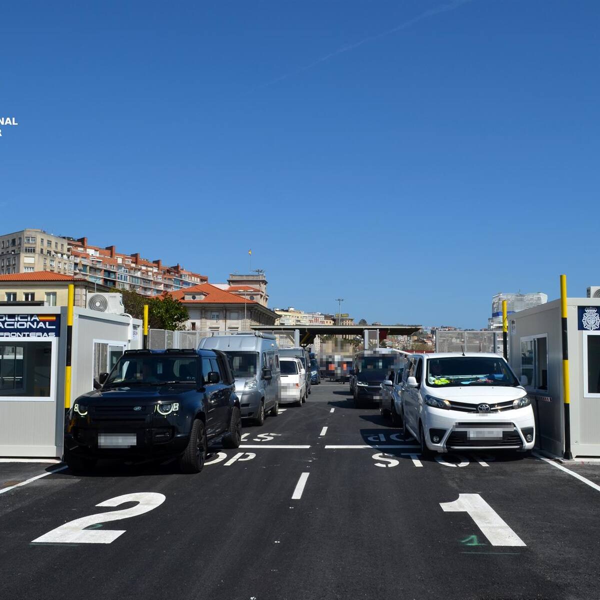 La Policía Nacional refuerza sus efectivos en el aeropuerto y el puerto de Santander ante el aumento de actividad en verano