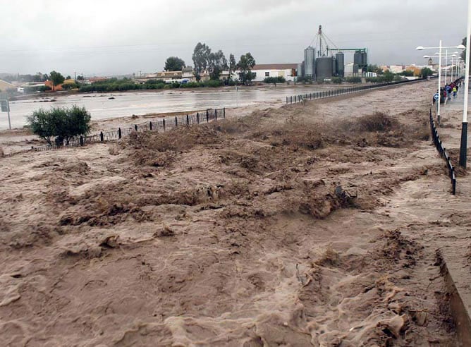 El desbordamiento de la &#039;Rambla Nogalte&#039;, que cruza la localidad almeriense de Pulpi, tras la tormenta de viento, lluvia y granizo