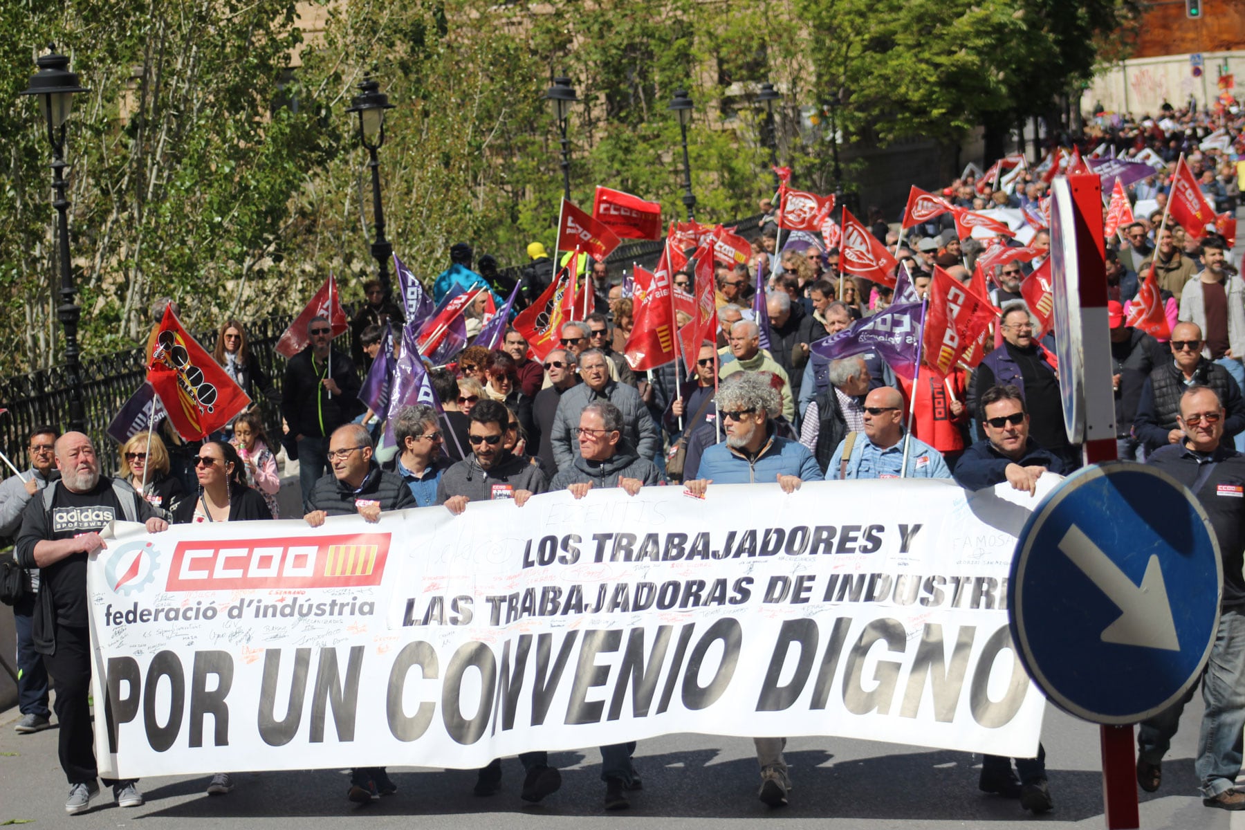 Parte de la manifestación a su paso por el puente de María Cristina