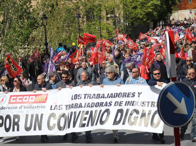Parte de la manifestación a su paso por el puente de María Cristina