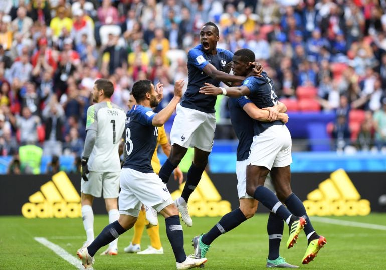 Los jugadores franceses celebran el gol de Pogba.