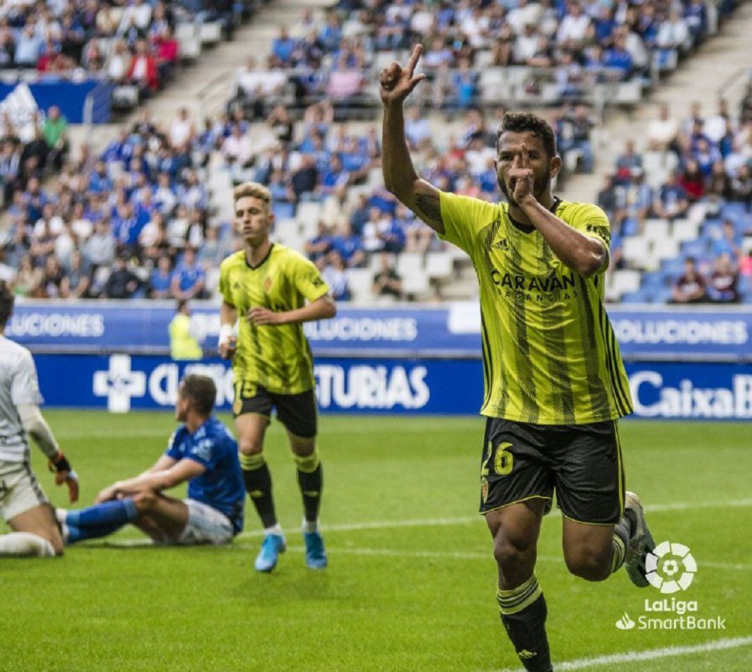 Luis Suárez celebra el gol del empate en el estadio Carlos Tartiere