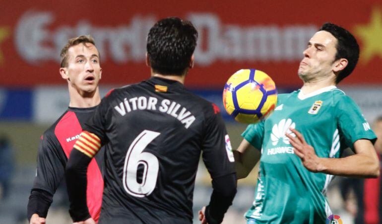 Ramon Folch controla una pilota davant Vitor Silva.