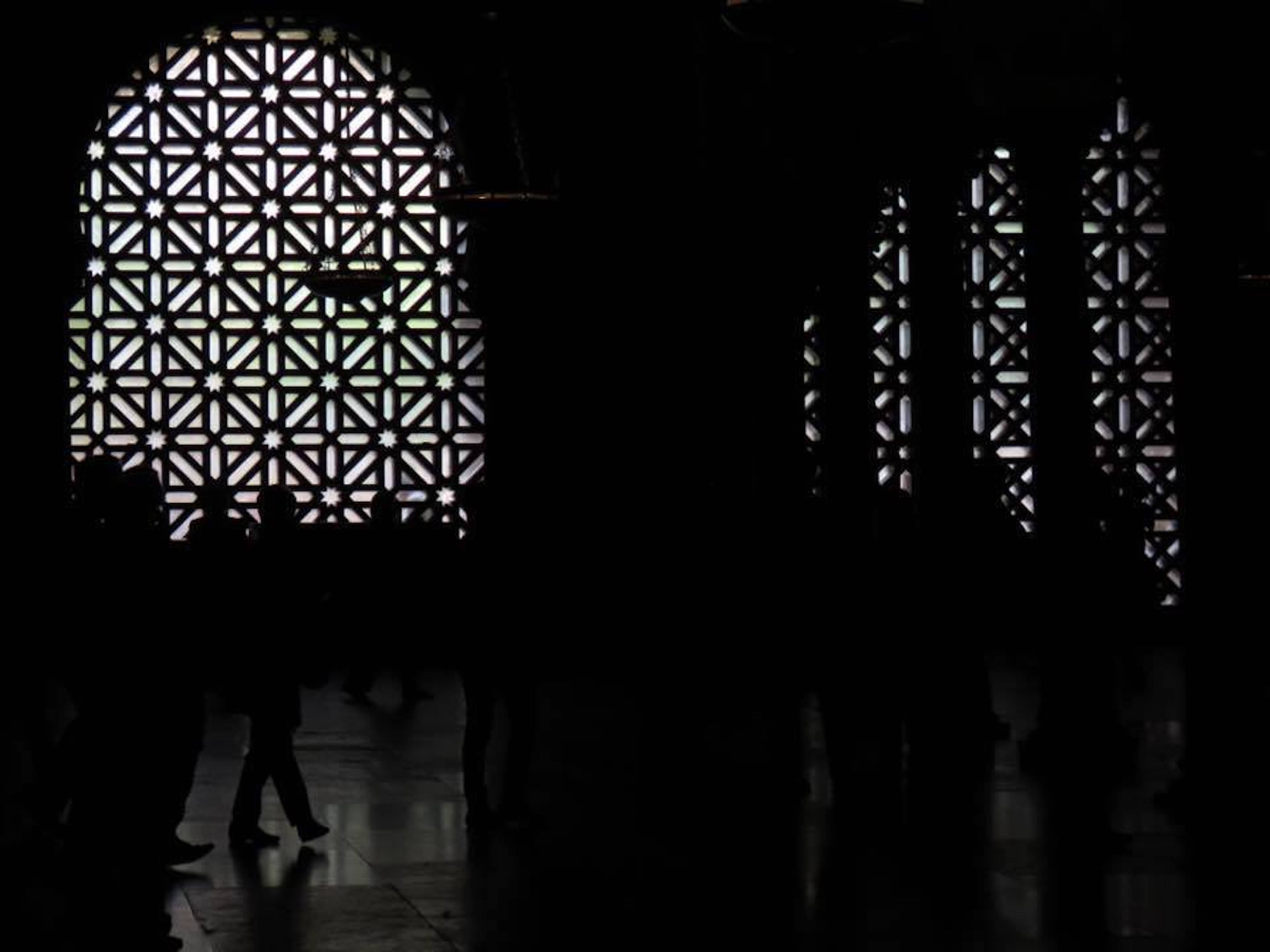 Celosía de Rafael de la Hoz Arderius vista desde el interior de la Mezquita-Catedral de Córdoba