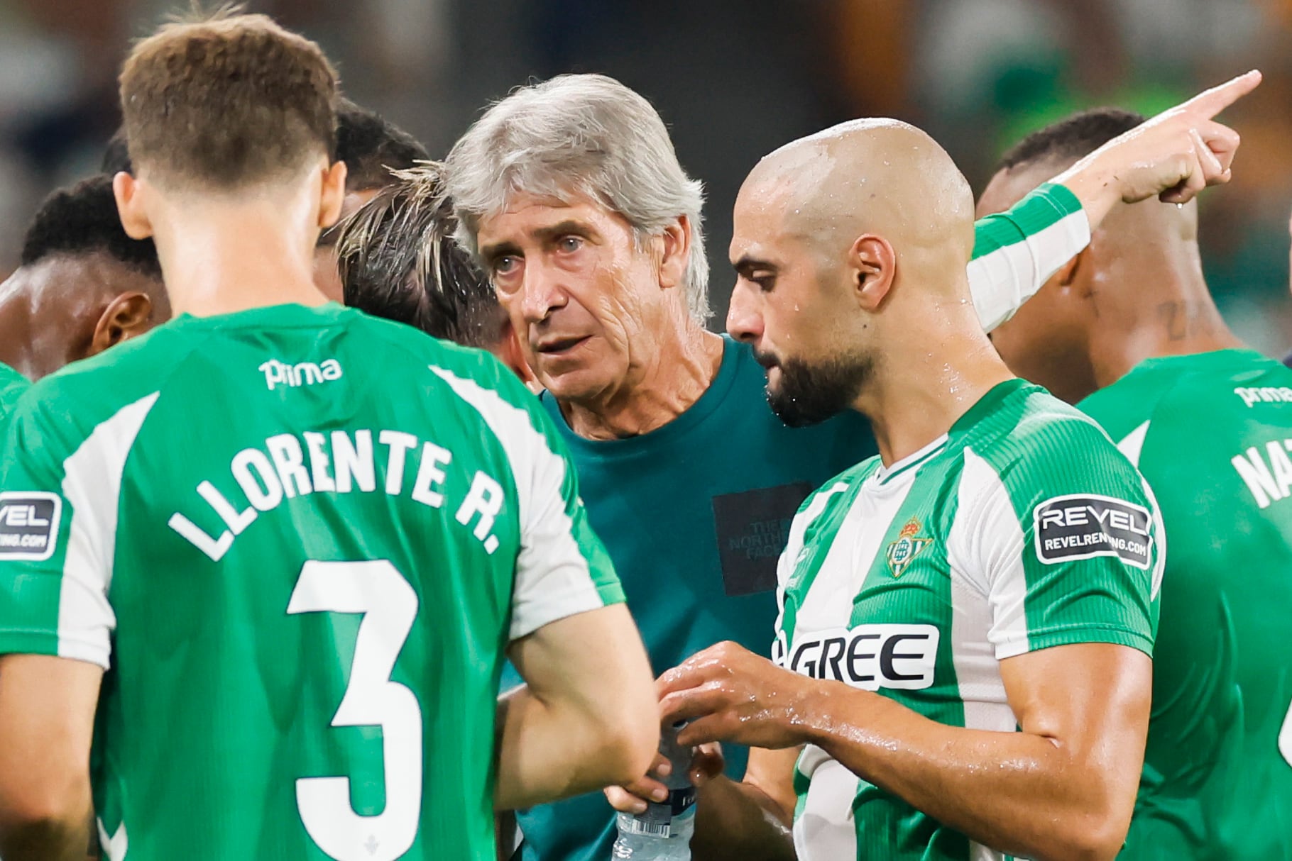 SEVILLA, 19/09/2025.- El entrenador del Betis Manuel Pellegrini (c) durante el partido de la jornada 5 de LaLiga EA Sports entre el Real Betis y la Real Sociedad, este viernes en el estadio de La Cartuja, en Sevilla. EFE/ José Manuel Vidal
