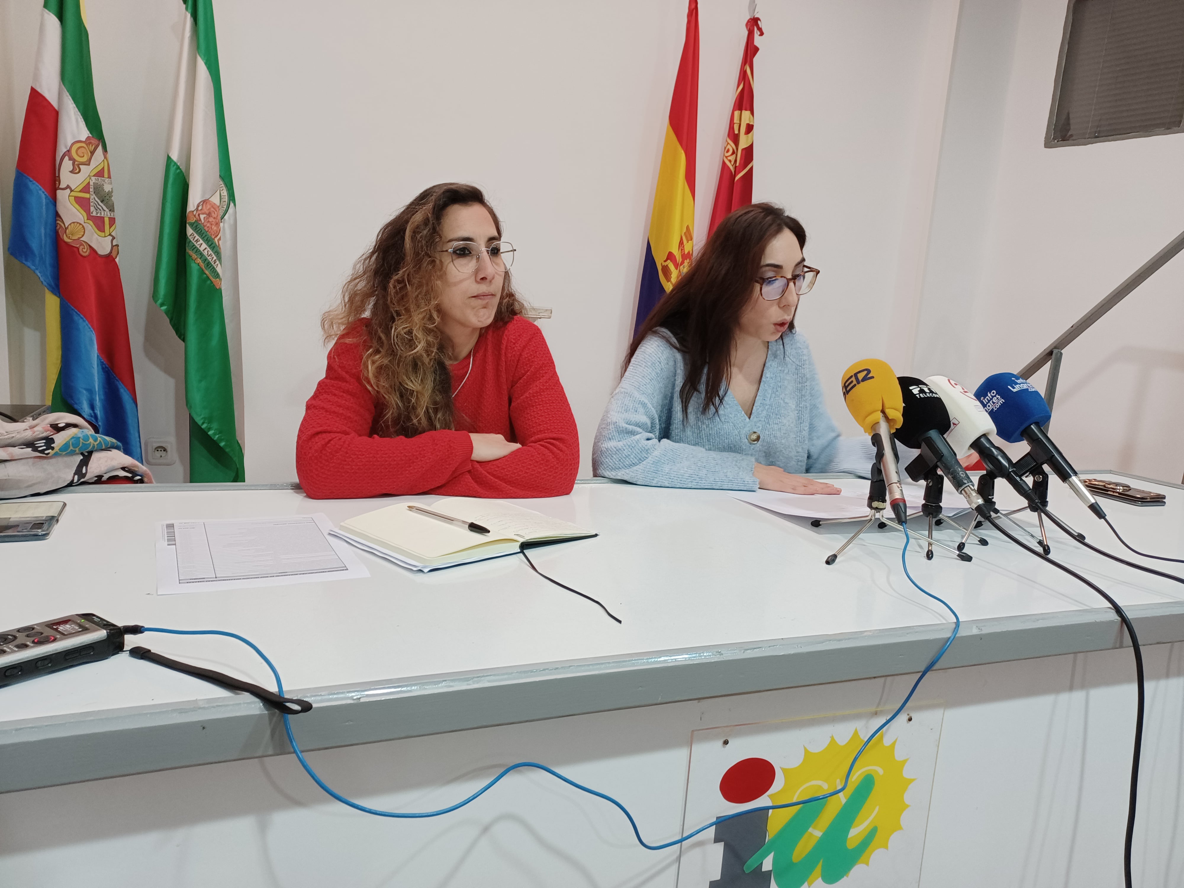 Laura Cerezuela y Sheila Carmona, concejalas de IU Linares.