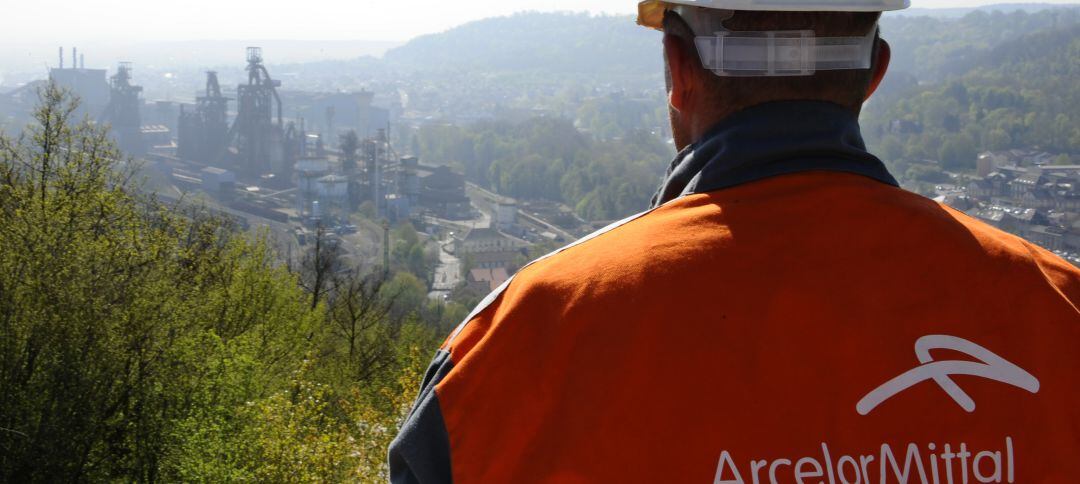 Un trabajador de ArcelorMittal observa la planta de trabajo. 