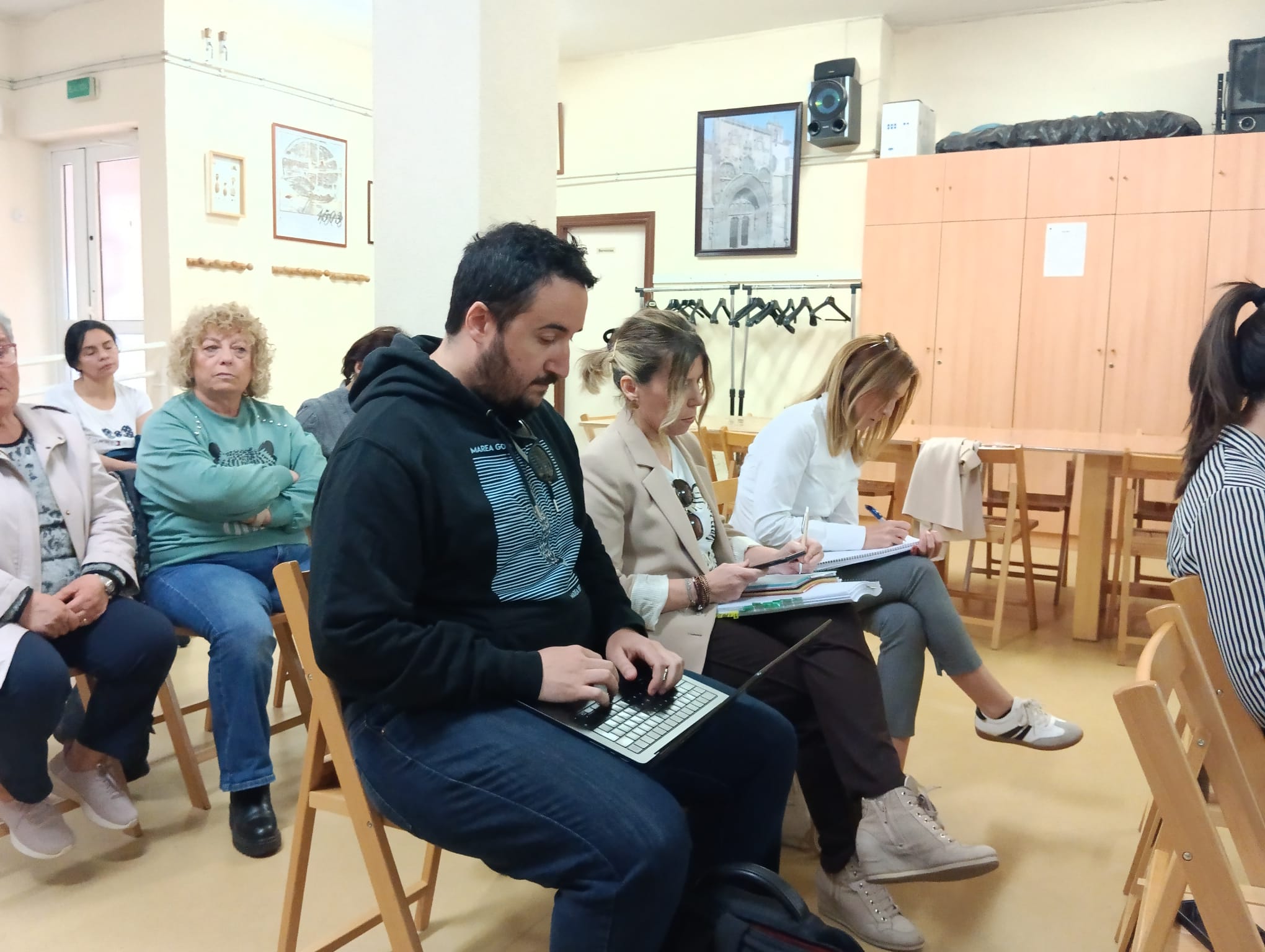 El equipo de gobierno asistió a esta comparecencia, representado por Guillermo López y la concejal de Urbanismo, Ana Hervás