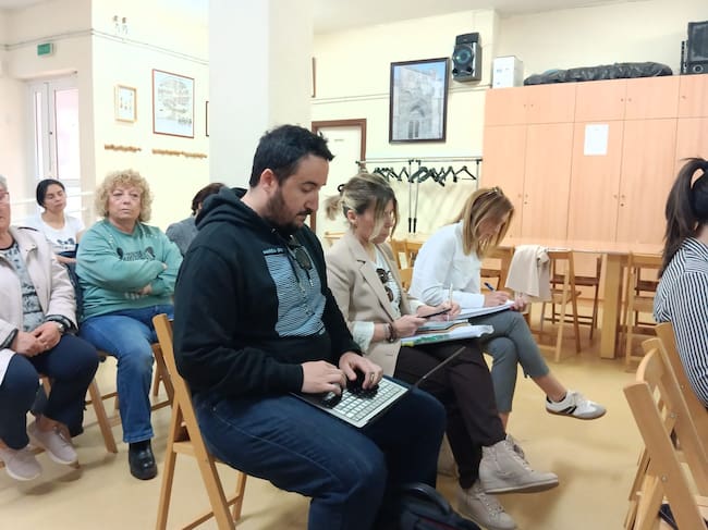 El equipo de gobierno asistió a esta comparecencia, representado por Guillermo López y la concejal de Urbanismo, Ana Hervás