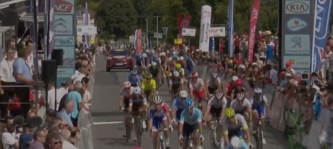 Imagen del momento en que la bicicleta del ciclista sale volando