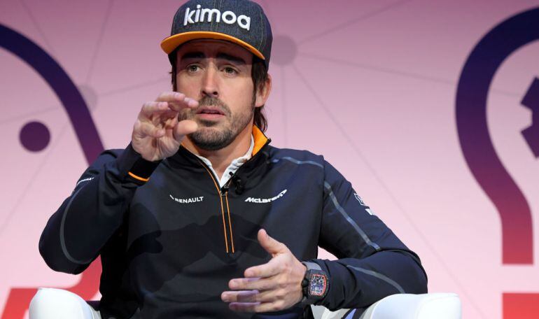 Fernando Alonso charla durante un acto con la prensa