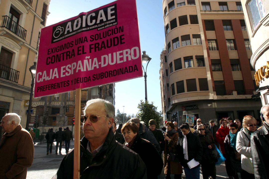 Concentración en defensa de los usuarios de banca convocada por Adicae en Valladolid