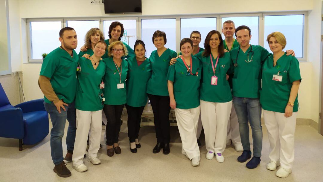 Los profesionales del hospital comarcal visten de verde con motivo del Día Mundial Contra el Cáncer 