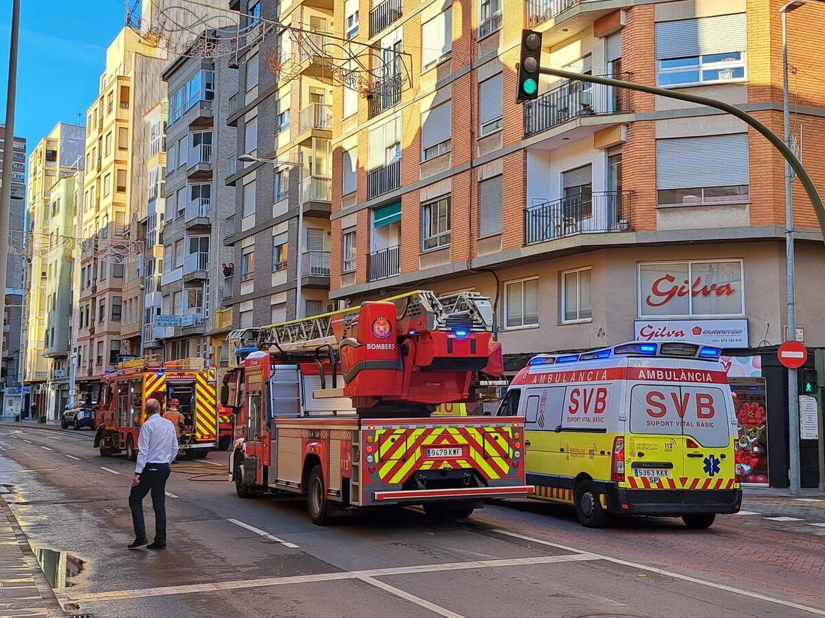 Desalojan a 14 personas por un incendio en el interior de una vivienda en Castellón