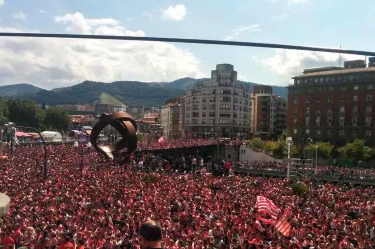 Miles de aficionados en llenan las calles de Bilbao en la celebración del Athletic de la Supercopa