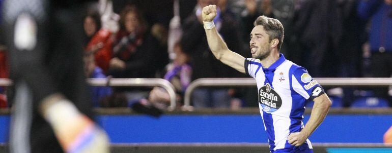 El defensa portugués del Deportivo de La Coruña Luís Carlos Correia &quot;Luisinho&quot; celebra su gol, segundo del equipo gallego frente al Real Betis, durante el partido de vuelta de dieciseisavos de final de la Copa del Rey