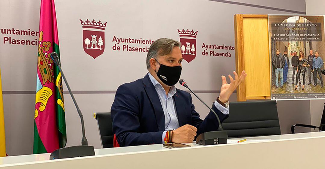 El alcalde de Plasencia, Fernando Pizarro, durante su comparecencia en el día de hoy